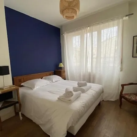 Charming 44m Near Downtown Apartment *