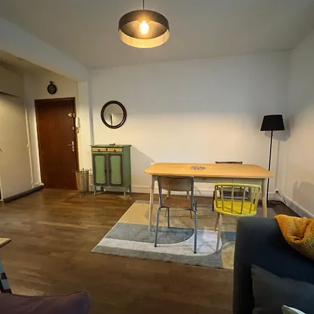 Charming 44m Near Downtown Апартаменты *